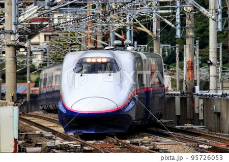 ベテランの走り…E2系新幹線　東北新幹線・福島駅 95726053