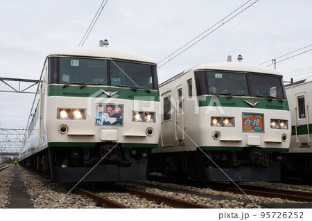 車両基地で並ぶ2編成の185系(L特急踊り子号とL特急白根号) 車両基地で並ぶ2編成の185系(L特急踊り子号とL特急白根号) 95726252