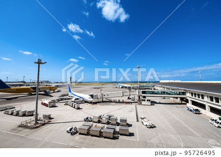 沖縄那覇空港旅客ターミナルビル屋外展望台からの風景 95726495
