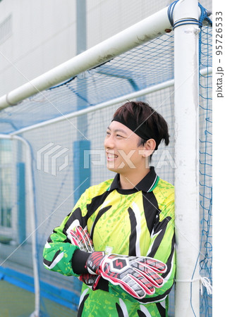 勝利に喜ぶゴールキーパーの男性 95726533