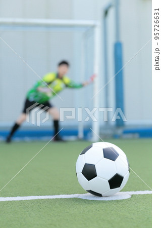 PKでゴールを守るキーパーの男性 95726631