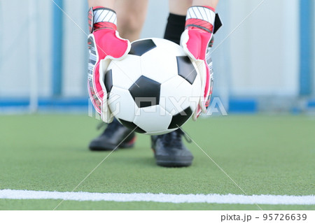サッカーボールをセットするゴールキーパーの男性 サッカーボールをセットするゴールキーパーの男性 95726639