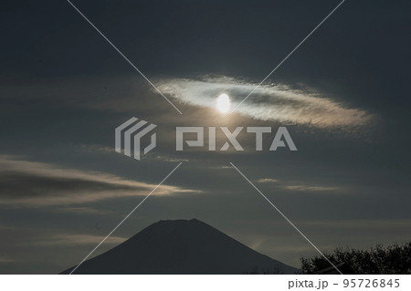 太陽が眼のような瑞兆である彩雲と富士山・忍野村 95726845