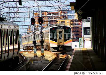高架化された新潟駅へ… 耐寒耐雪構造を採用したE129系 高架化された新潟駅へ… 耐寒耐雪構造を採用したE129系 95726975
