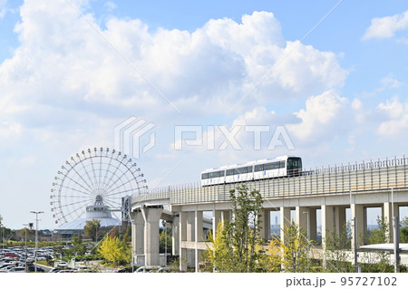 愛知高速交通東部丘陵線（リニモ）と観覧車 95727102