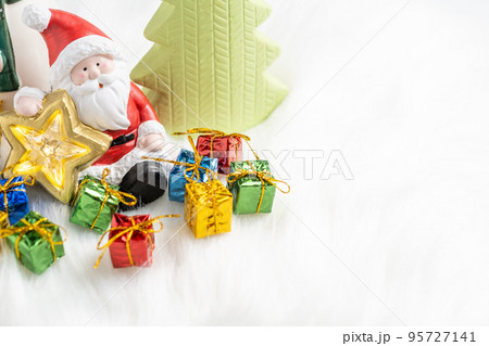 白背景とサンタとクリスマス 白背景とサンタとクリスマス 95727141