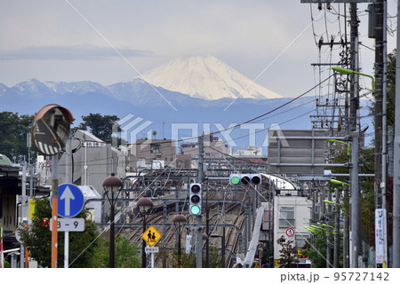 世田谷代田駅から望む富士山 95727142