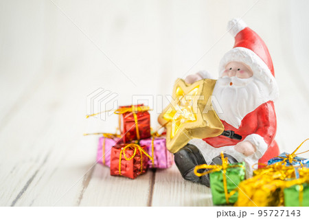 木目背景とサンタとクリスマス 95727143