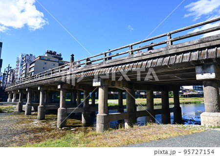 東海道の起点 秋に見上げる京都市三条大橋 東海道の起点 秋に見上げる京都市三条大橋 95727154