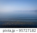 早朝の美しい琵琶湖 95727182