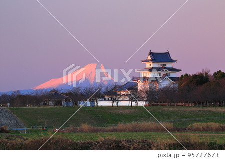朝焼けの富士山と関宿城 95727673