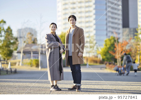 コートを着て散歩をするカップル 95727841