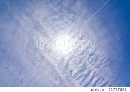 さわやかな青空 雲あり テキストスペースあり① 95727861