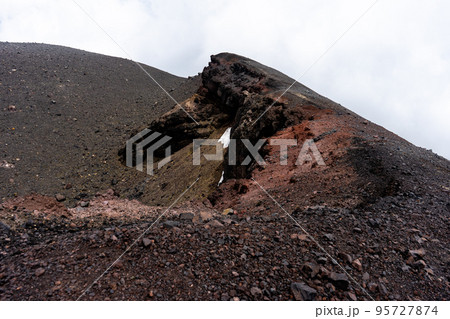火山の山頂 95727874