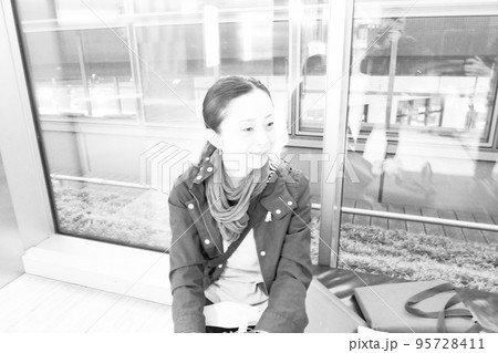 写真 オフの日にぼーっとする30代の女性 一休み 写真 オフの日にぼーっとする30代の女性 一休み 95728411