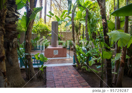 View on  Monument in order former owner  of fashion guru Yves Saint Laurent of  Majorelle garden in Marracech 95729287