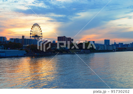 小台橋より夕暮れのあらかわ遊園 新観覧車を望む 小台橋より夕暮れのあらかわ遊園 新観覧車を望む 95730202