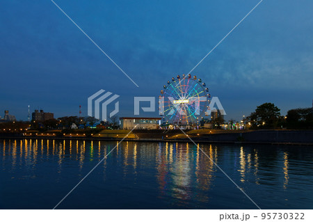 あらかわ遊園の新観覧車と東京スカイツリー イルミネーション 夜景 あらかわ遊園の新観覧車と東京スカイツリー イルミネーション 夜景 95730322