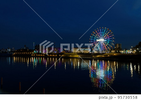 あらかわ遊園の新観覧車と東京スカイツリー　イルミネーション　夜景 95730558