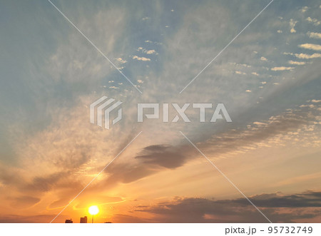 自然の色彩　秋の夕日とたなびく雲 95732749