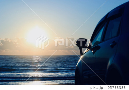 日の出と自動車 95733383
