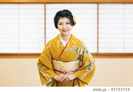 和室で挨拶をする着物姿の女性 和室で挨拶をする着物姿の女性 95733729