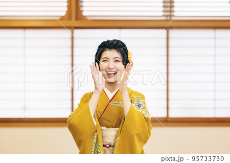 両手を出して叫ぶ着物姿の女性 95733730
