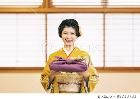 贈り物を持つ着物姿の女性 95733733