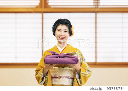 贈り物を持つ着物姿の女性 贈り物を持つ着物姿の女性 95733734