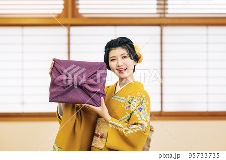贈り物を持つ着物姿の女性 贈り物を持つ着物姿の女性 95733735