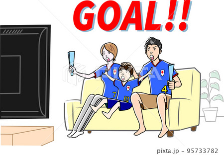 Wカップサッカーを応援する家族 95733782