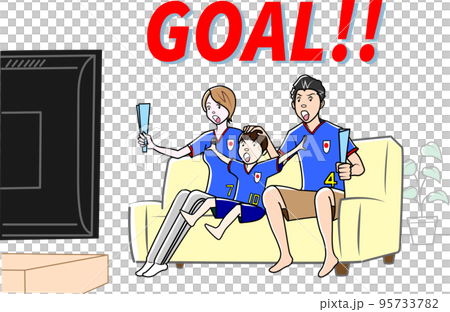 Wカップサッカーを応援する家族 95733782