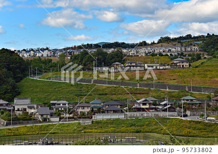 【住宅街】丘陵地帯の新興住宅 【住宅街】丘陵地帯の新興住宅 95733802