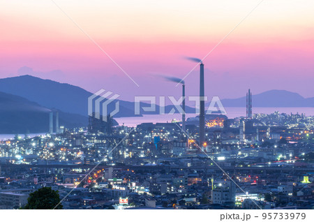 工場地帯の夕暮れ　山口県周南市 95733979