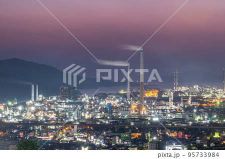 工場地帯の夕暮れ　山口県周南市 95733984
