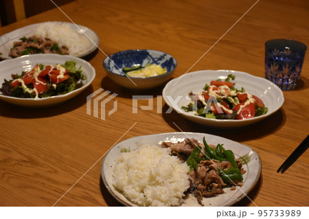 ログハウスで夕食、創作料理、ボタンコショウの焼肉定食 ログハウスで夕食、創作料理、ボタンコショウの焼肉定食 95733989