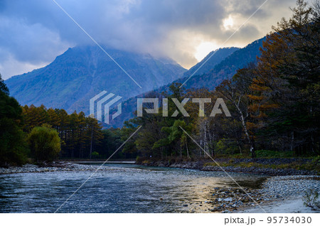 夕景の焼岳と梓川 95734030