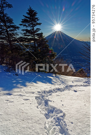 冬の毛無山山頂から見る富士山と朝日 95734276