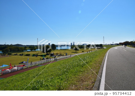 秋晴れの江戸川土手 東京 秋晴れの江戸川土手 東京 95734412
