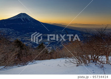 冬の毛無山から見る夜明けの富士山 95734414