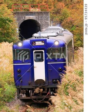 紅葉の只見線 95734439