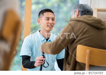 介護、男性、介護士、シニア、おじいさん、老人ホーム、介護福男性介護士、成人男性、男 介護、男性、介護士、シニア、おじいさん、老人ホーム、介護福男性介護士、成人男性、男 95734707