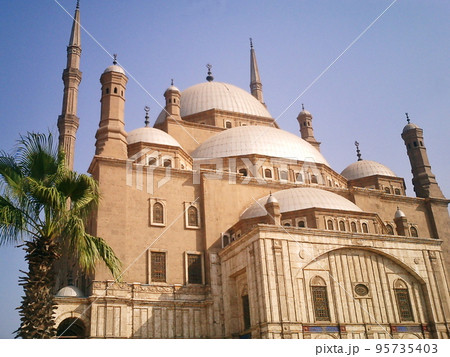 イスタンブールのイスラム教寺院モスクの情景 95735403
