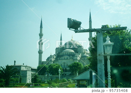 イスタンブールのブルーモスクの情景 95735408