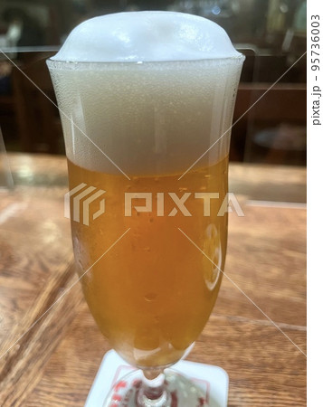 ビアホールで飲む泡盛りの生ビール ビアホールで飲む泡盛りの生ビール 95736003