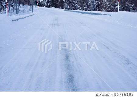 北海道の凍結した道路 北海道の凍結した道路 95736195