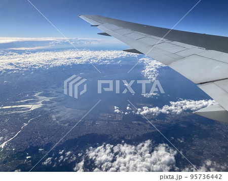 飛行機から見下ろした神戸・大阪の街 95736442