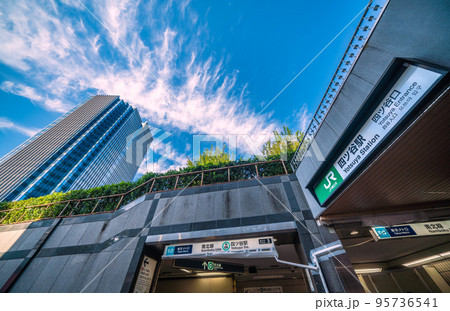 日本の東京都市景観 四ツ谷駅(四ツ谷口)や東京メトロ南北線四ツ谷駅、コモレ四谷などを望む 日本の東京都市景観 四ツ谷駅(四ツ谷口)や東京メトロ南北線四ツ谷駅、コモレ四谷などを望む 95736541