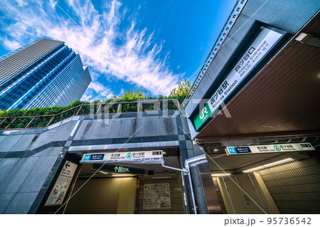 日本の東京都市景観 四ツ谷駅(四ツ谷口)や東京メトロ南北線四ツ谷駅、コモレ四谷などを望む 日本の東京都市景観 四ツ谷駅(四ツ谷口)や東京メトロ南北線四ツ谷駅、コモレ四谷などを望む 95736542