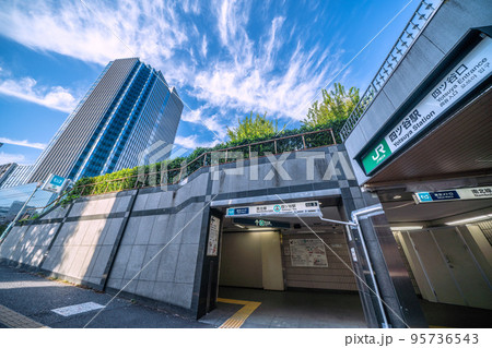 日本の東京都市景観　四ツ谷駅（四ツ谷口）や東京メトロ南北線四ツ谷駅、コモレ四谷などを望む 95736543